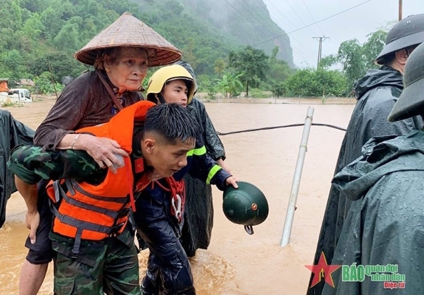 Bộ đội giúp dân di dời khỏi khu vực ngập lụt. Ảnh minh họa: qdnd.vn