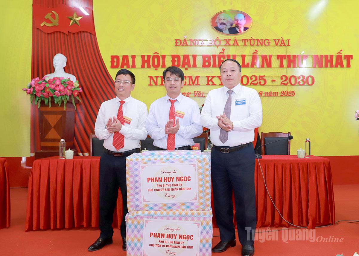 Chủ tịch UBND tỉnh Phan Huy Ngọc trao tặng Trung tâm phục vụ hành chính công xã Tùng Vài 2 bộ máy vi tính.