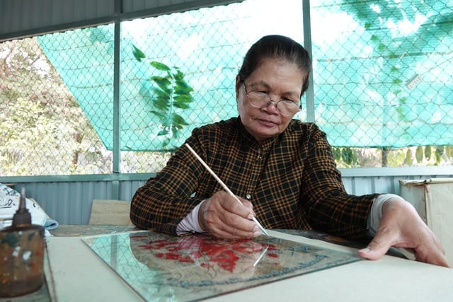 Níu giữ nghề xưa: Nghệ nhân cuối cùng vẽ tranh kiếng của đồng bào Khmer  - Ảnh 2.