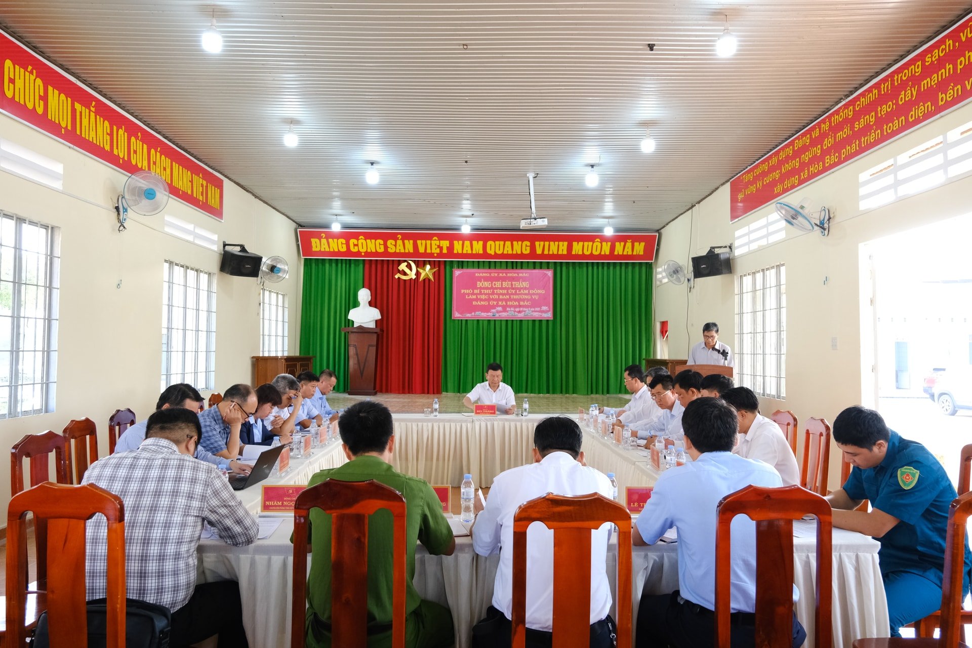 Overview of the working session in Hoa Bac commune