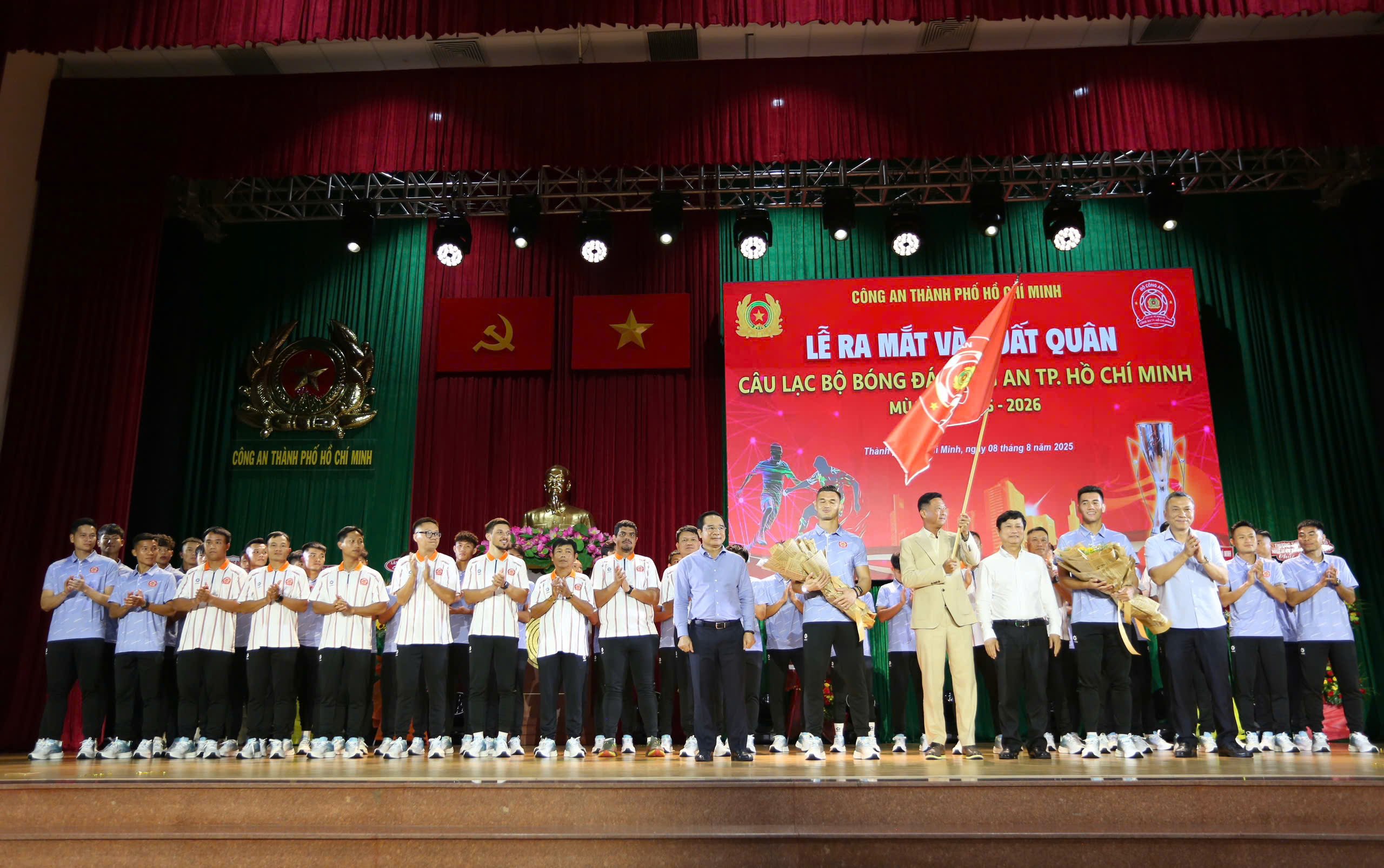 Trung tướng Mai Hoàng dự lễ xuất quân CLB CA TP.HCM: Biểu tượng hào hùng trở lại, đặt mục tiêu cao- Ảnh 1.