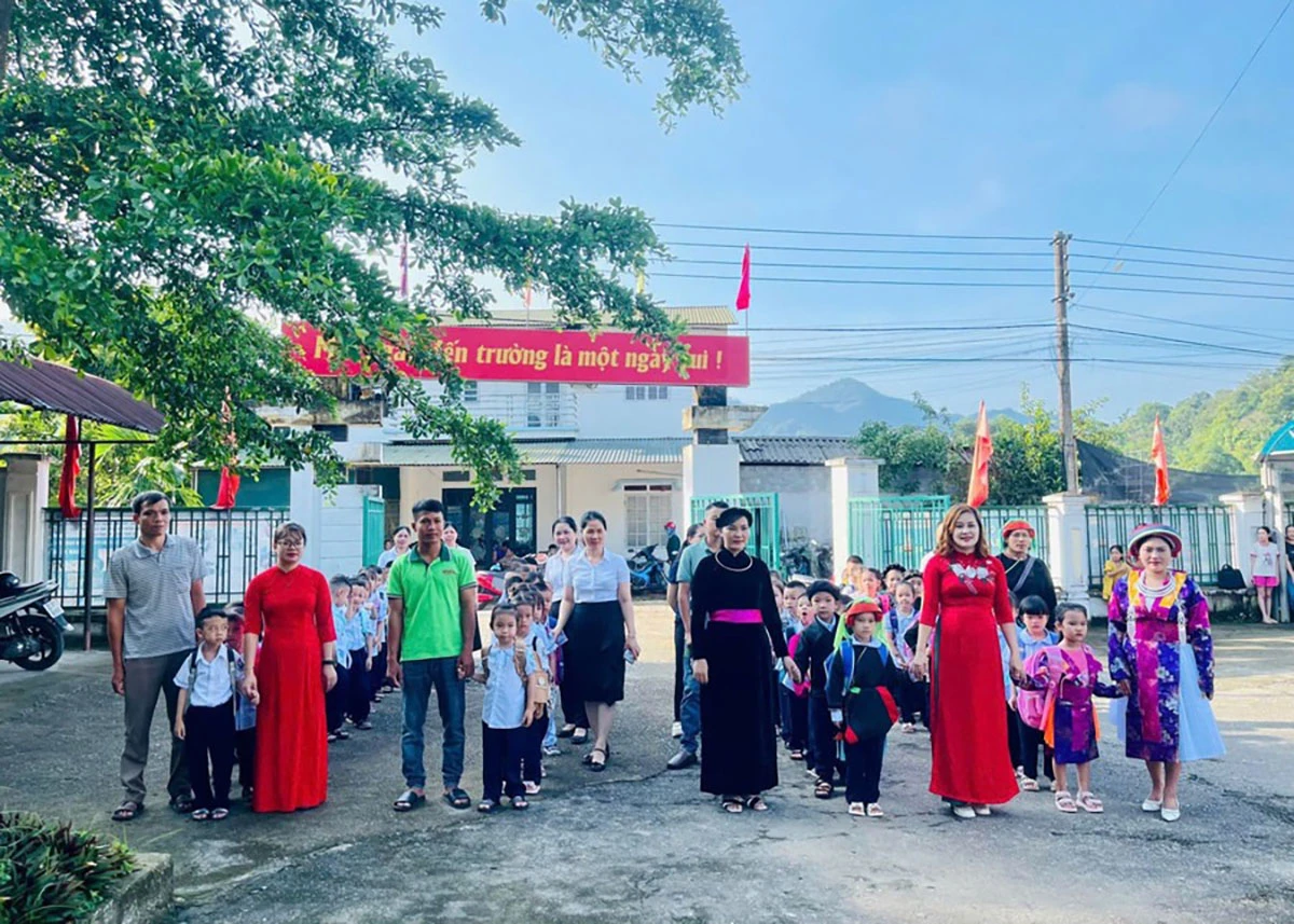 CBQL, GV, cha mẹ HS, HS lớp dạy và học tiếng Việt cho học sinh trường TH Phương Thiện, phường Hà Giang 1