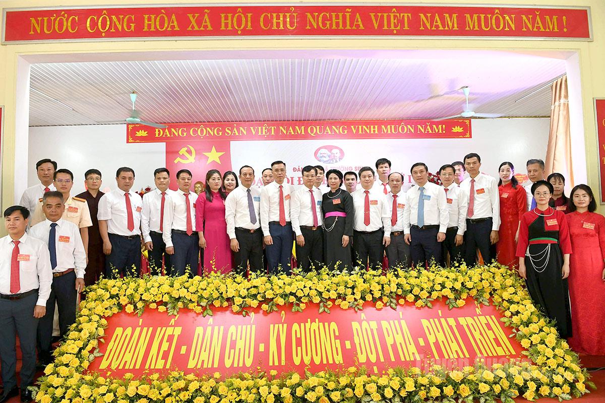 Các đại biểu chụp ảnh lưu niệm cùng BCH Đảng bộ xã Trường Sinh khóa I, nhiệm kỳ 2025-2030.