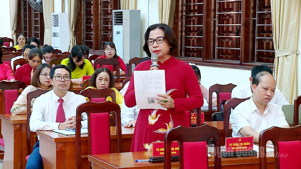 Các đại biểu trao đổi bên lề buổi hội thảo khoa học.