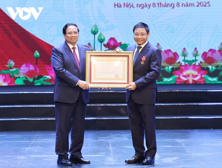 Prime Minister Pham Minh Chinh awarded the First Class Labor Medal to Minister of Finance Nguyen Van Thang.