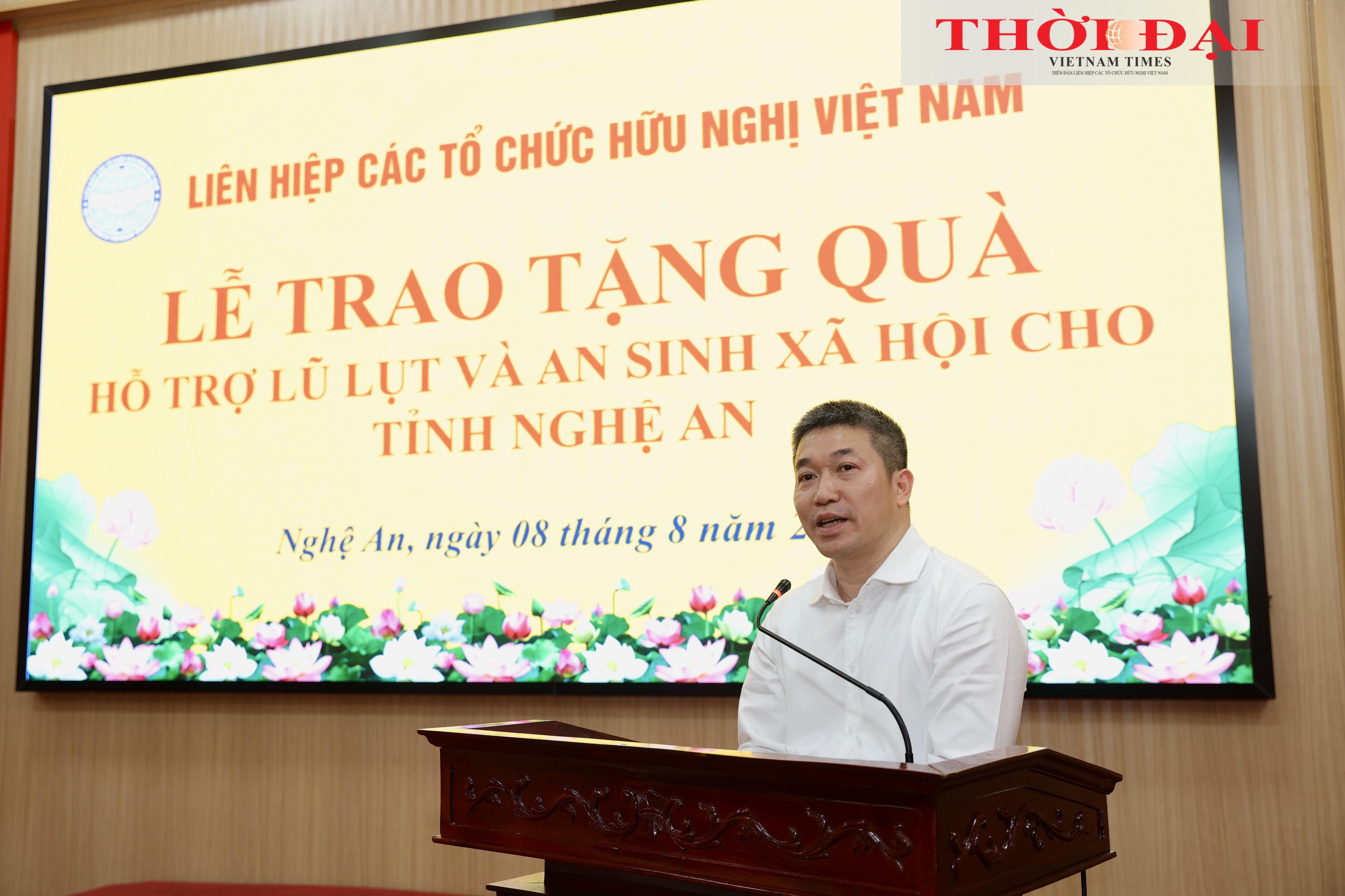 Liên hiệp các tổ chức hữu nghị Việt Nam trao gói hỗ trợ 3,4 tỷ đồng cho Nghệ An