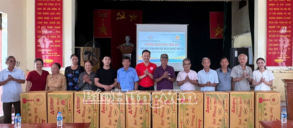 ប្រគល់​កង្ហារ​អគ្គិសនី​ដល់​ជនរងគ្រោះ​ដោយ​សារធាតុ​ពណ៌​ទឹកក្រូច​នៅ​ឃុំ​ឌុក​ហប។