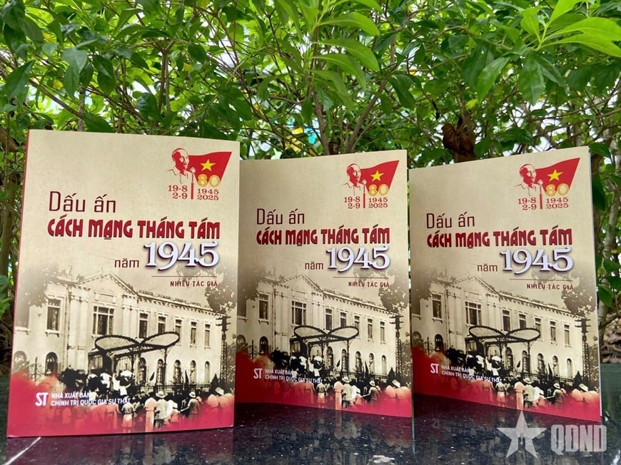 Cuốn sách “Dấu ấn Cách mạng Tháng Tám năm 1945” .