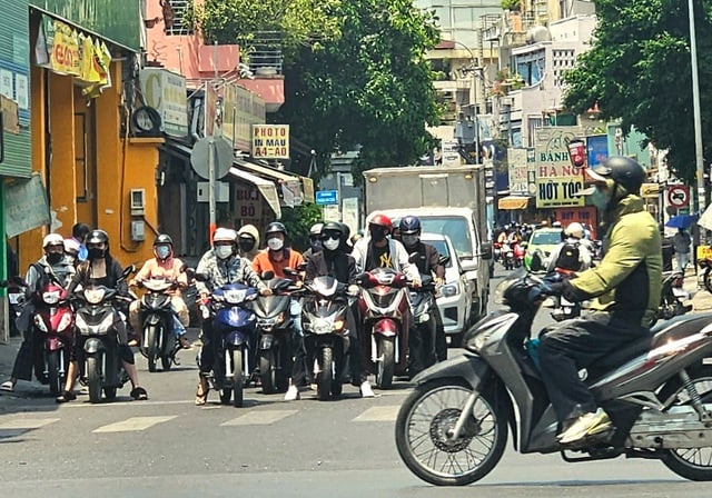 Nắng nóng, gió táp vào mặt dễ gây mất nước, kiệt sức, bác sĩ chỉ cách phòng - Ảnh 1.