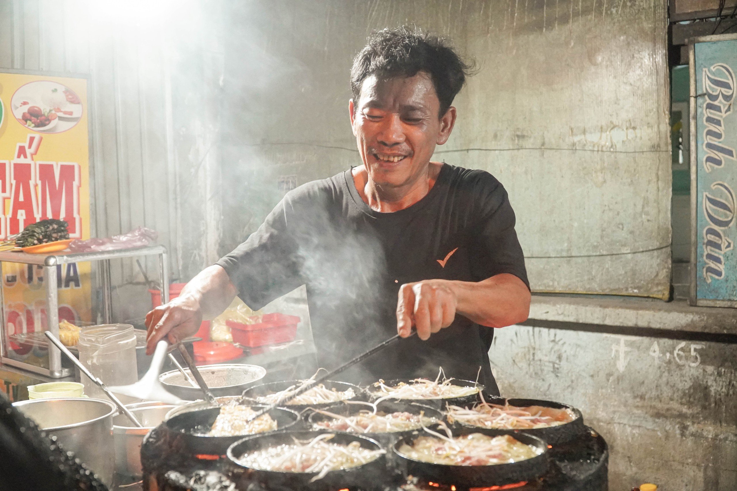 Xe bán bánh xèo của người cha đơn thân nuôi 2 con tự kỷ- Ảnh 1.