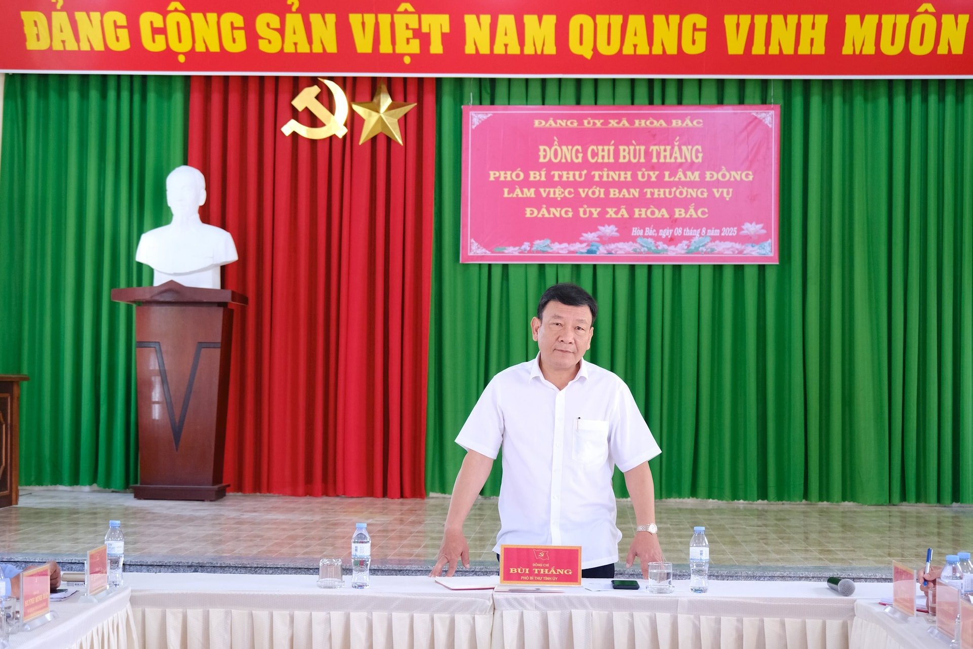 Lam Dong Provincial Party Committee Deputy Secretary Bui Thang at a working session in Hoa Bac commune