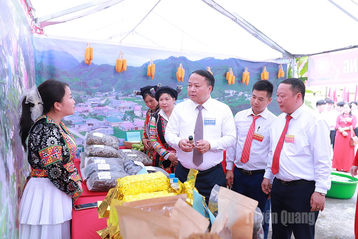 Chủ tịch UBND tỉnh Phan Huy Ngọc tham quan gian trưng bày sản phẩm nông sản đặc trưng, tiêu biểu của xã Tùng Vài.