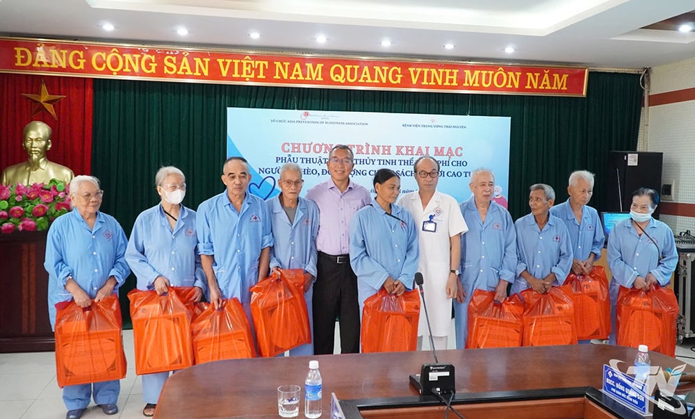 Bác sĩ cao cấp Đồng Quang Sơn - Phó Giám đốc Bệnh viện và ông Hattori Tadashi - Giám đốc Tổ chức APBA (áo tím) tặng quà người bệnh tham gia phẫu thuật thủy tinh thể tại Chương trình khai mạc.