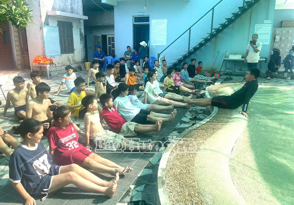 Các em được hướng dẫn một số kỹ năng khởi động trước khi xuống nước.