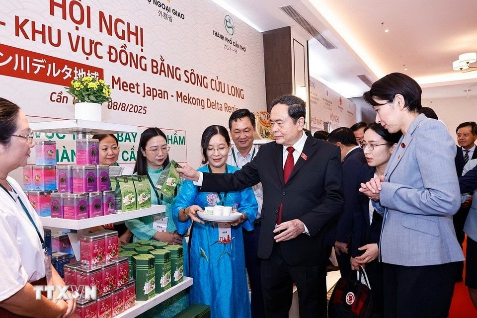 Chủ tịch Quốc hội Trần Thanh Mẫn và bà Obuchi Yuko, Hạ nghị sỹ, Chủ tịch Liên minh Nghị sỹ hữu nghị Nhật Bản-Việt Nam tham quan gian trưng bày sản phẩm tại hội nghị. (Ảnh: Doãn Tấn/TTXVN)