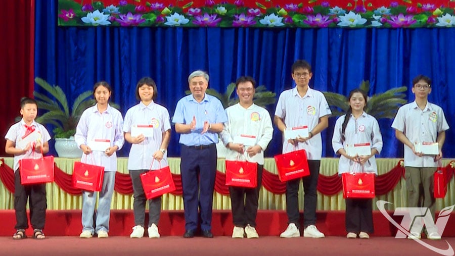 Lãnh đạo Công ty CP Gang thép Thái Nguyên trao quà cho các em học sinh đạt thành tích cao trong năm học 2024-2025.