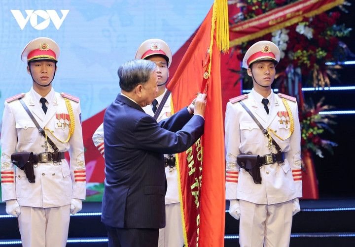 General Secretary To Lam awarded the First Class Independence Medal to the Ministry of Finance.