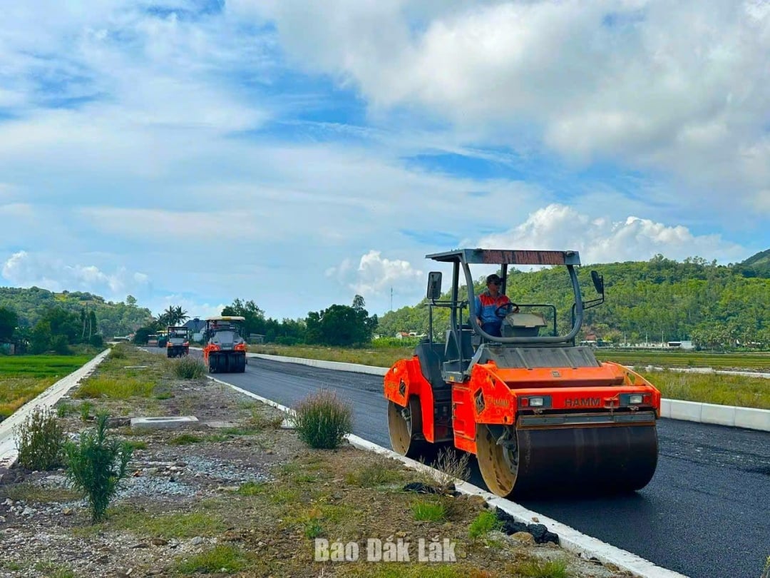 Thi công công trình đường bộ ven biển tỉnh Phú Yên, đoạn kết nối huyện Tuy An, thành phố Tuy hòa (giai đoạn 1). Ảnh: Thanh Xuân