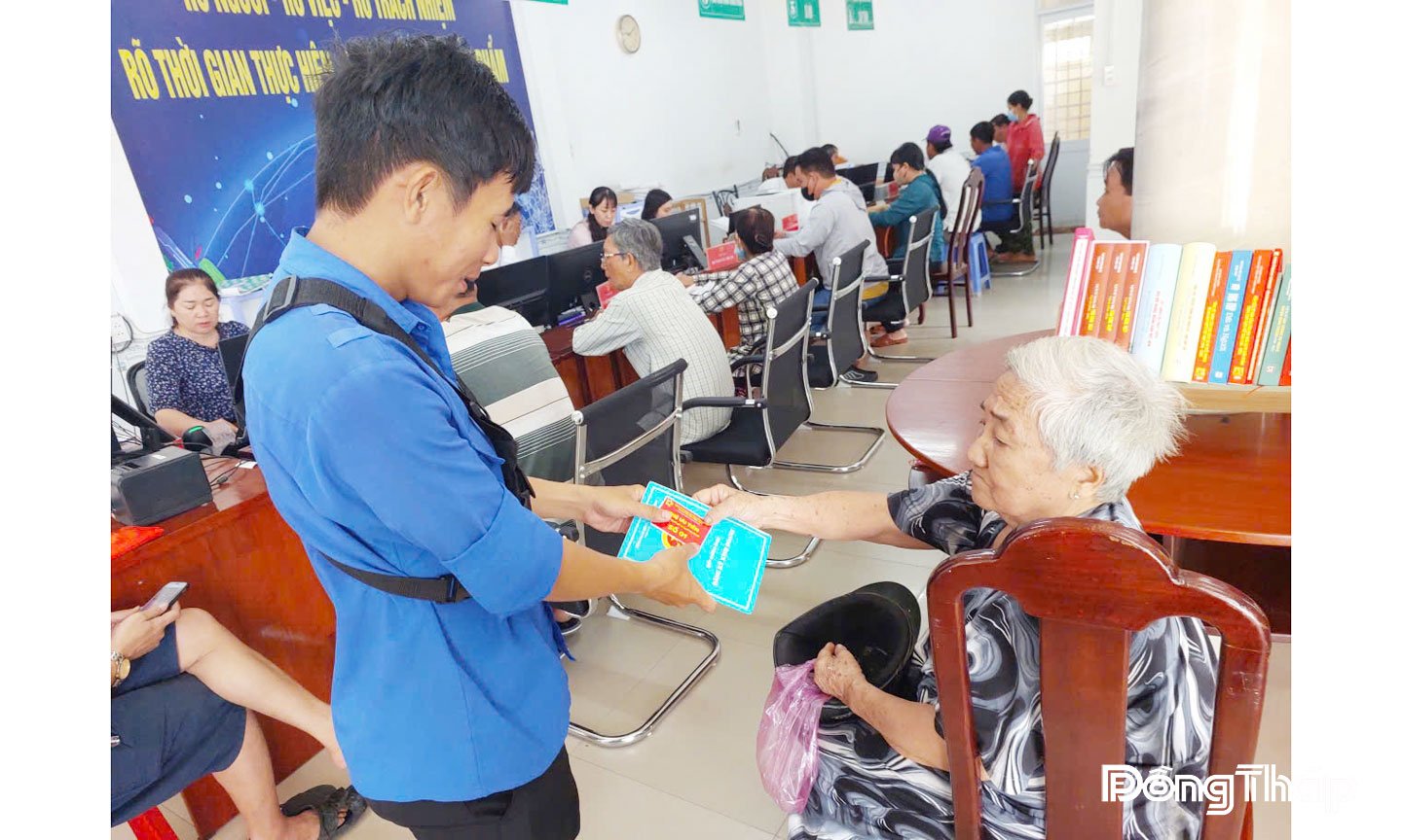Trao thẻ ưu tiên cho người cao tuổi tại Trung tâm Phục vụ hành chính công xã  Phú Hựu, góp phần đảm bảo quyền lợi và tạo sự bình đẳng cho các đối tượng yếu thế.
