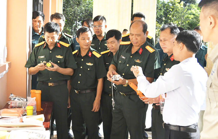 Formation au sauvetage à bord de l'escadron de la milice permanente de la province d'An Giang
