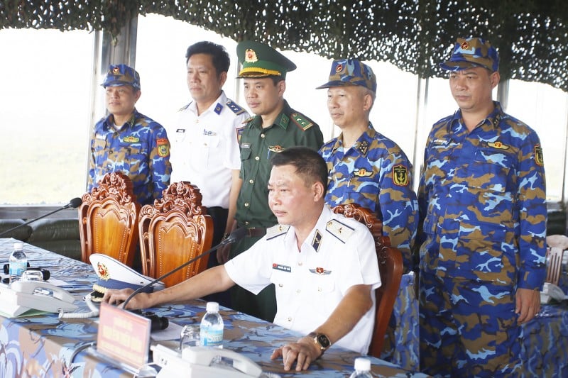 2.Chuẩn Đô đốc Nguyễn Anh Tuấn, Tư lệnh Vùng 4 chỉ huy các lực lượng luyện tập vận động đội hình diễu binh trên biển