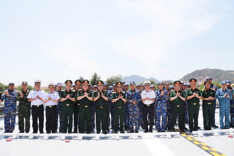 4.Thượng tướng Nguyễn Văn Nghĩa tặng quà và động viên các lực lượng tham gia luyện tập diễu binh trên biển