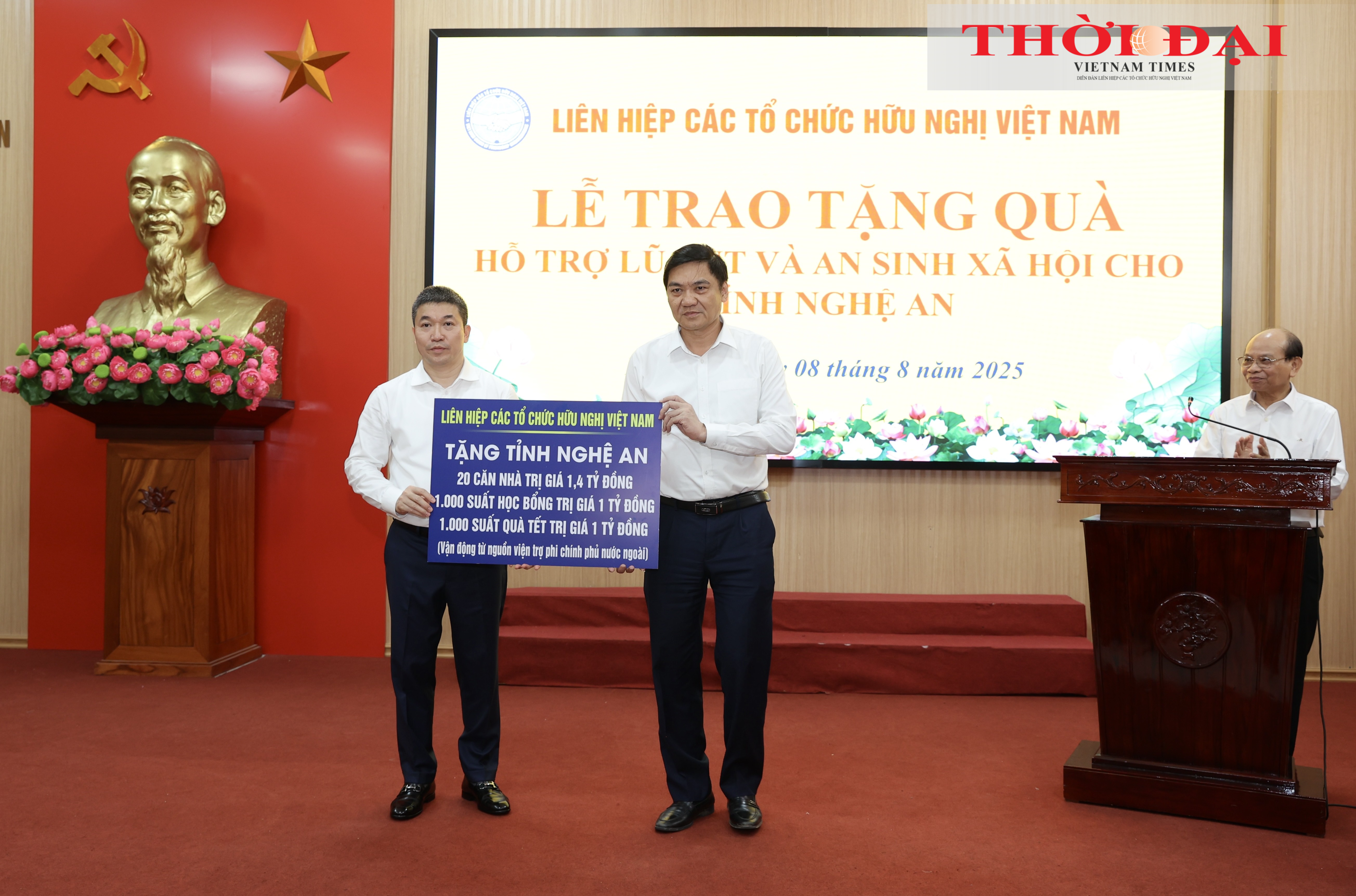 Liên hiệp các tổ chức hữu nghị Việt Nam trao gói hỗ trợ 3,4 tỷ đồng cho Nghệ An
