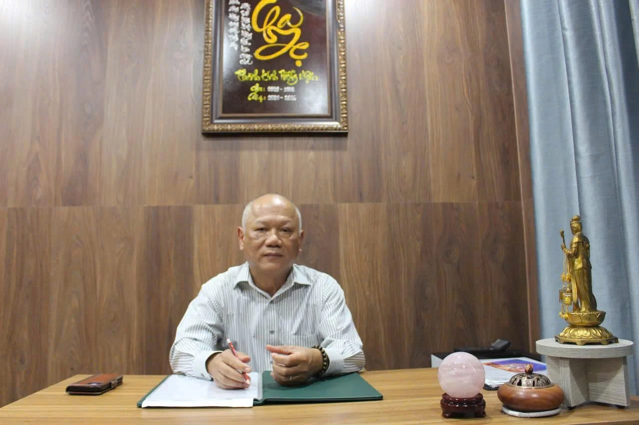 Doanh nhân Phạm Ngọc Thanh trong căn phòng làm việc mang phong cách đơn giản của người Nhật