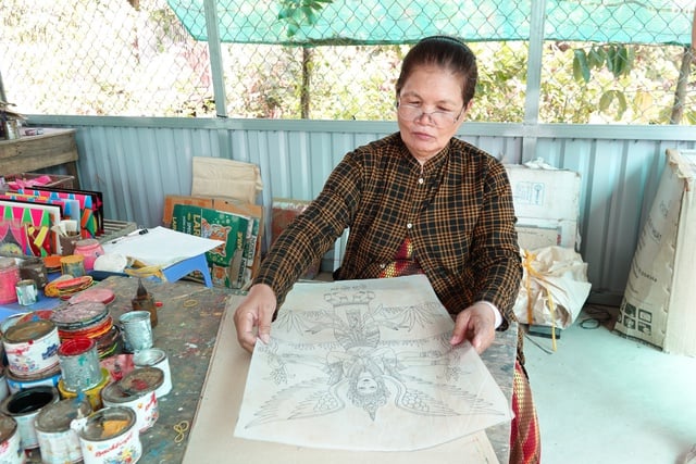 Níu giữ nghề xưa: Nghệ nhân cuối cùng vẽ tranh kiếng của đồng bào Khmer  - Ảnh 3.