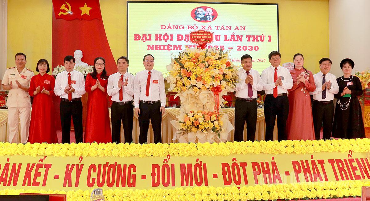 Đồng chí Hầu Minh Lợi, Uỷ viên Ban Thường vụ Tỉnh uỷ, Phó Chủ tịch Thường trực HĐND tỉnh tặng hoa, chúc mừng Đại hội.