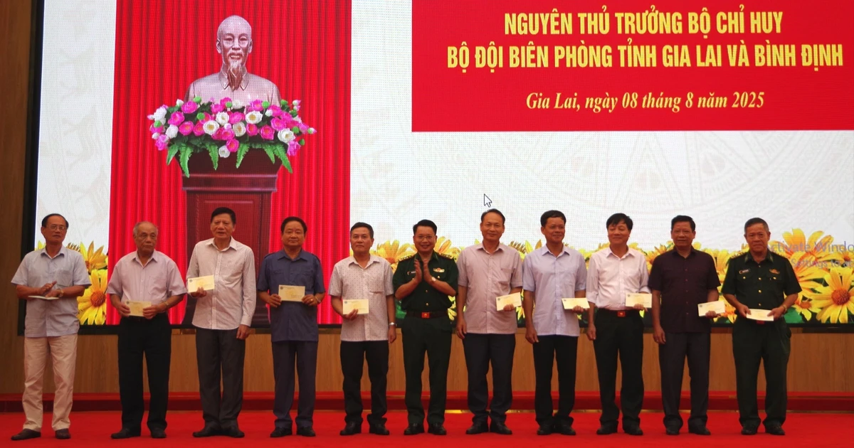 បញ្ជាការដ្ឋានឆ្មាំព្រំដែនខេត្ត Gia Lai ជួបជាមួយថ្នាក់ដឹកនាំសម័យកាលផ្សេងៗគ្នា