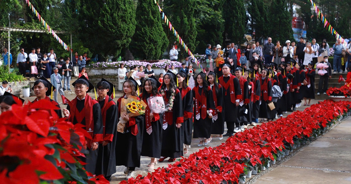 Tân khoa đi trên đường hoa trạng nguyên nhận bằng tốt nghiệp