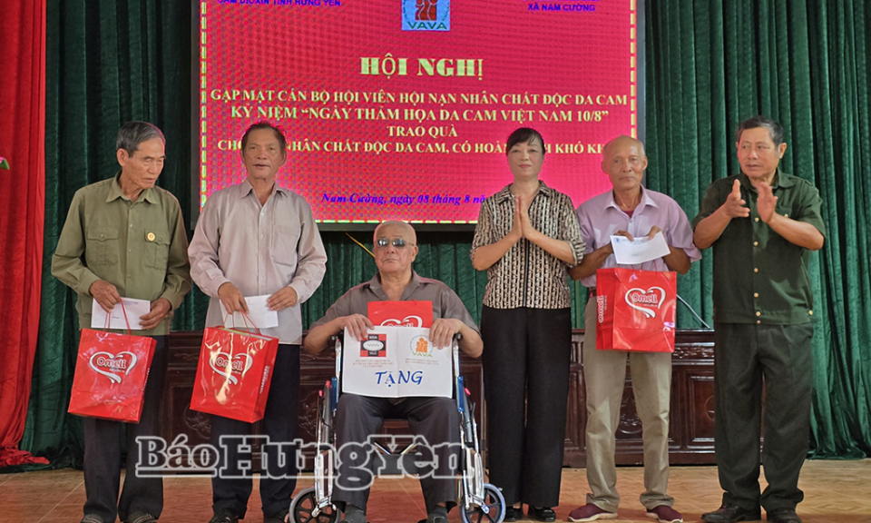 Gặp mặt, tặng quà nạn nhân chất độc da cam