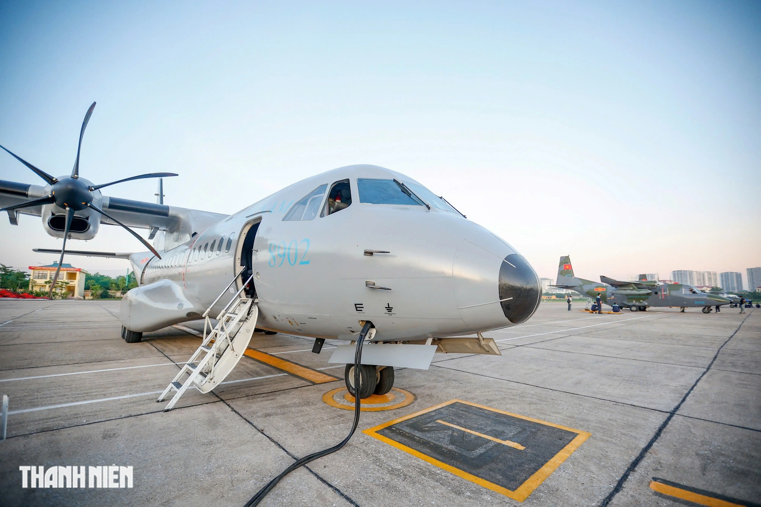 Xem 'ngựa thồ' C-295 khoác áo mới, bay biên đội 4 chiếc trên bầu trời Hà Nội