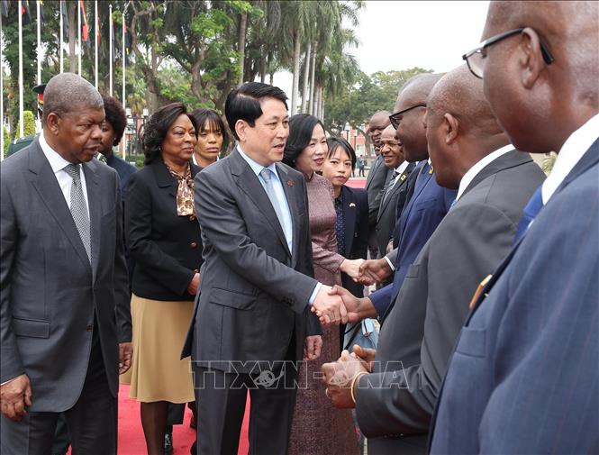 Cérémonie d'adieu du président Luong Cuong et de son épouse en visite d'État en Angola
