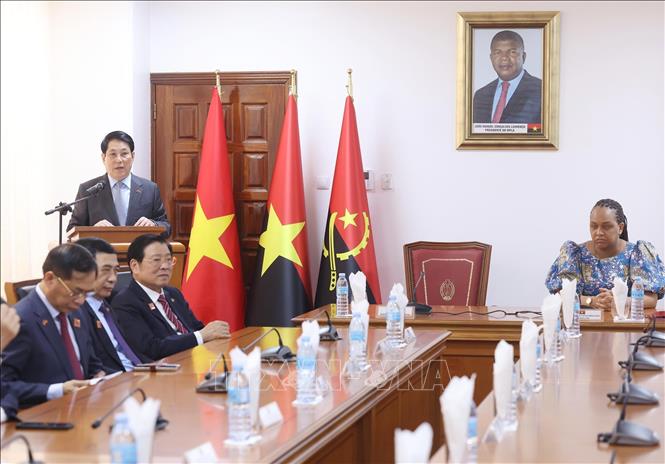 Le président Luong Cuong visite et travaille avec les dirigeants du Mouvement populaire de libération angolais
