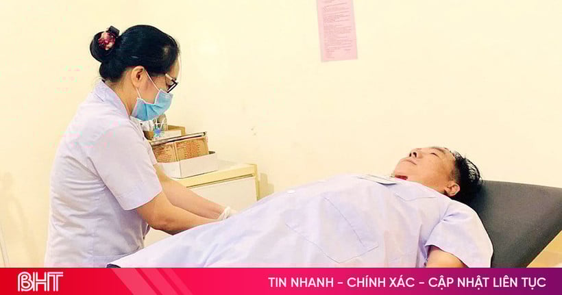 Cán bộ y tế và người dân kịp thời hiến máu, cứu sản phụ người Mã Liềng