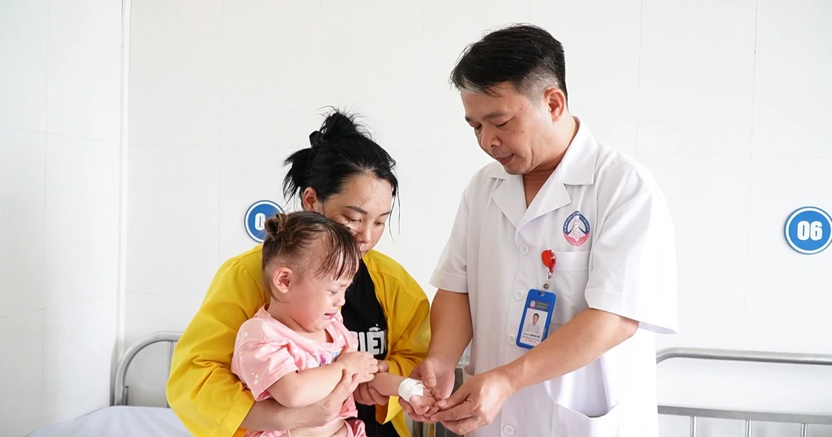 Phẫu thuật tạo hình chuyển vạt, vá da, điều trị di chứng tai nạn cho trẻ sau bỏng điện