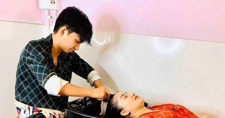 ប្តីល្បីនៅវៀតណាម ចូលចិត្តលាងជើង និងសក់របស់ប្រពន្ធ។