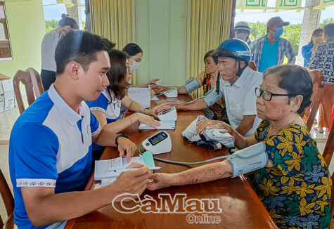 ពិនិត្យសុខភាព ផ្តល់ថ្នាំដោយឥតគិតថ្លៃ និងអំណោយដល់សិស្សក្រីក្រនៅ Dat Mui