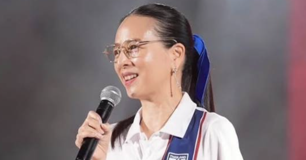 Madam Pang bất ngờ làm người mẫu, bán áo phông giúp bóng đá Thái Lan trả nợ