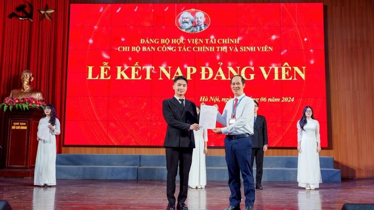 Valedictorian នៃបណ្ឌិត្យសភាហិរញ្ញវត្ថុនិងដំណើរនៃការចិញ្ចឹមបីបាច់សេចក្តីប្រាថ្នានិងការបន្តក្តីសុបិន្ត