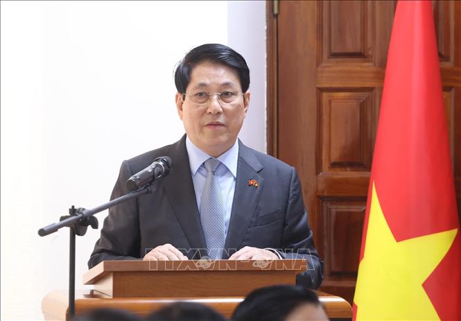 Le président visite et travaille avec le parti au pouvoir en Angola, le MPLA