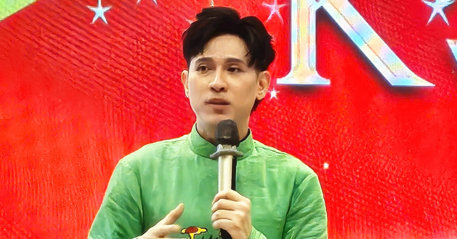 Singer Nguyen Vu burst into tears at the press conference, saying: 'I need friendship'