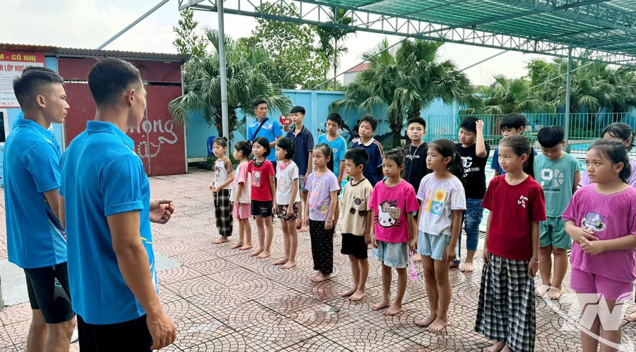 Subito dopo la cerimonia di annuncio del progetto, sono stati avviati i corsi di nuoto per bambini nel comune di Kha Son.