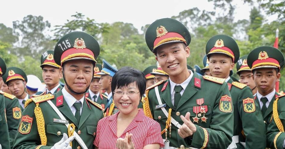 ពិធីករ ថាវ វ៉ាន់ មានការរំជួលចិត្តពេលជួបទាហានមកពីខេត្តសុកត្រាំង កៀនយ៉ាង…