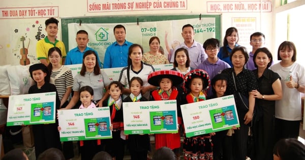 Cao Bằng: Trao tặng 48 tủ thuốc cho các điểm trường vùng cao