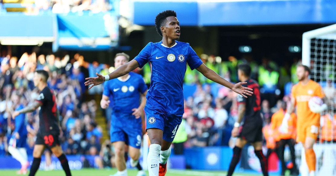 'Thần đồng' Estevao ghi bàn, Chelsea khiến đội bóng của Ten Hag ôm hận