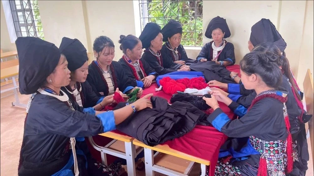 ชาวดาวคะเชาในเดียนเบียนยังคงประกอบอาชีพทำชุดพื้นเมือง