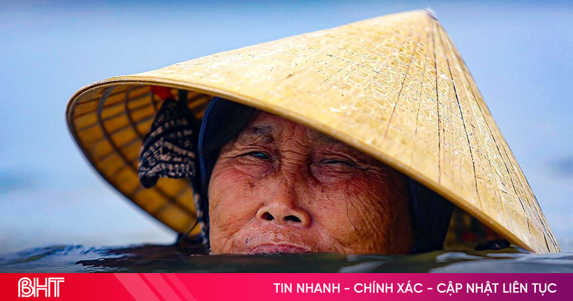 Ngâm mình mưu sinh giữa sóng gió nơi cửa biển